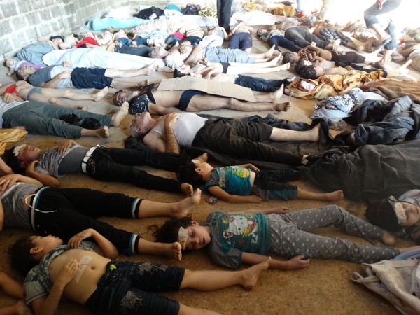  	Hình ảnh do phe đối lập Syria cung cấp cho thấy nhiều người đã chết vì hít phải khí độc mà phe này cho là của quân đội chính phủ.