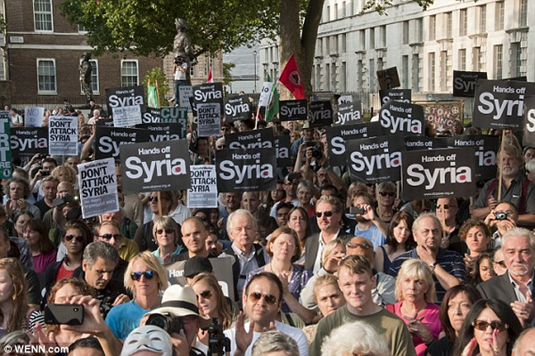  	Người dân Anh biểu tình phản đối tấn công quân sự vào Syria.