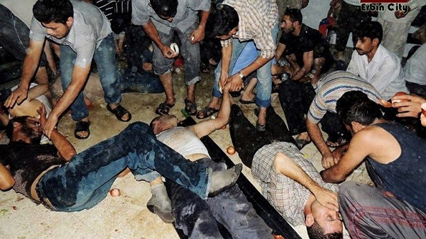 	Hình ảnh truyền hình do phe đối 	lập tung ra với cáo buộc quân đội Syria đã sử dụng vũ khí hóa học dạng 	khí để tấn công phe nổi dậy.