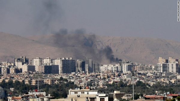 	Cột khói bốc lên trên bầu trời quận Barzeh, phía bắc Damacus sau một vụ nã pháo hôm 23/8.