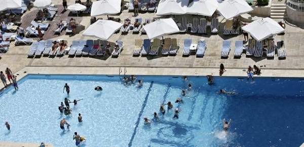 	Người dân Syria thư thái bơi lội trong một bể bơi tại Damacus hôm 23/8.