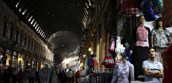 	Một người bán hàng trong chợ Hamidiyeh, Damacus đứng trông hàng hôm 22/8.