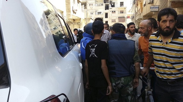 	Người dân Syria tụ tập quanh xe của nhóm thanh sát viên LHQ.