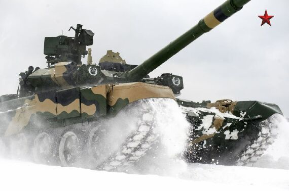 
	Có cảm hứng từ T-72, chiếc T-90 là loại tăng hiện đại nhất hiện nay trong quân đội Nga. Về hình dáng quy ước bên ngoài, T-90 có thể hiện sự nâng cấp ở mọi hệ thống trong đó có pháo chính.