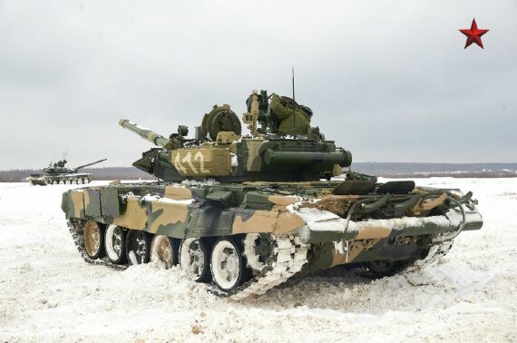 
	Xe tăng T-90 thuộc Tiểu đoàn tăng Alabino, Lữ đoàn cơ giới số 5, Lục quân Nga “cưới tuyết” tập trận.