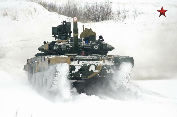 
	T-90 có động cơ diesel đa nhiên liệu V-92 950 mã lực và V-96 1100 mã lực cho phép nó đạt tốc độ 65 km/h.