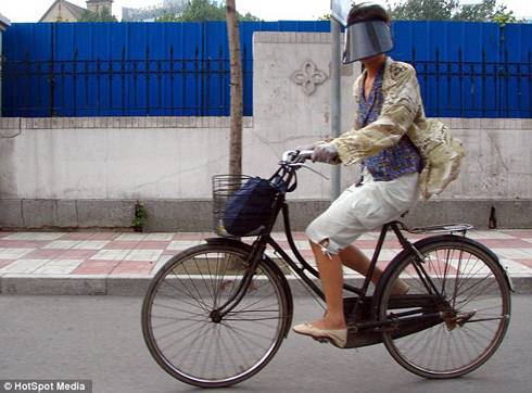 
	Tại
	Trung Quốc, nhiều người đang tạo ra một xu hướng thời trang mới mang
	phong cách đầy bí ẩn bằng cách sử dụng một loại; mũ lưỡi trai đặc biệt
	che kín toàn bộ gương mặt nhằm bảo vệ làn da khỏi ánh nắng mặt trời.