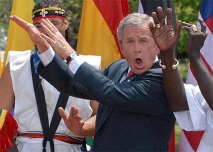 
	Phút thăng hoa của cựu Tổng thống Mỹ George W. Bush.