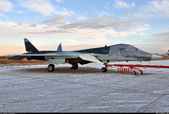  	Mẫu thử nghiệm thứ năm của máy bay chiến đấu thế hệ năm T-50 với màu sơn xám tiêu chuẩn của Không quân Nga. Chiếc máy bay đã bay thử nghiệm hôm 20/11 vừa qua.