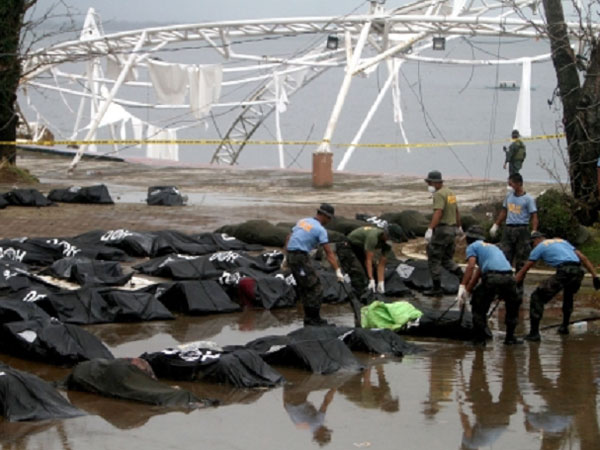  	Khoảng 100 thi thể tại Tacloban chờ được nhận diện.
