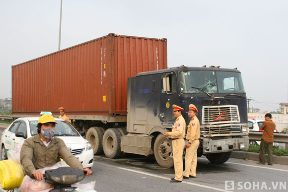 
	Chiếc xe container đâm và kéo lê thiếu úy Ngọc tại hiện trường.