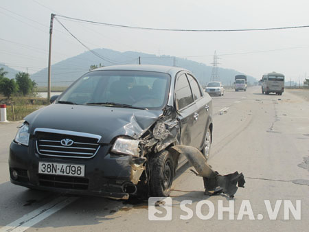 Chiếc xe con bị biến dạng phần đầu sau vụ tai nạn.