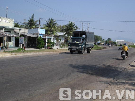 
	Vết bùn mía vẫn còn lưu lại tại hiện trường vụ tai nạn