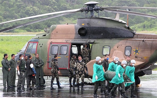 
	Không quân Brazil cử trực thăng đi tìm kiếm thi thể người gặp nạn.