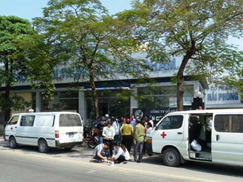 Lực lượng y tế tới hiện trường sau vụ tai nạn (ảnh: nld.com.vn).