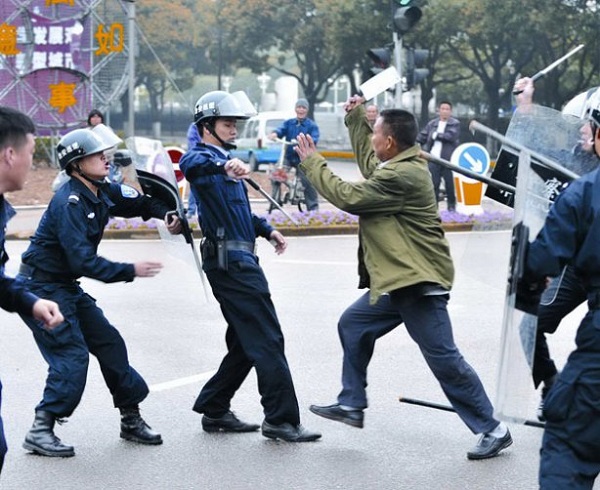 	Một người dân Trung Quốc cầm dao dọa cảnh sát.