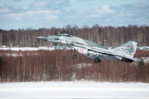 MiG-29 và Su-27 phô diễn sức mạnh trên hồ Ladoga