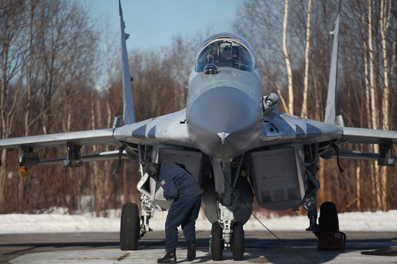 MiG-29 và Su-27 phô diễn sức mạnh trên hồ Ladoga