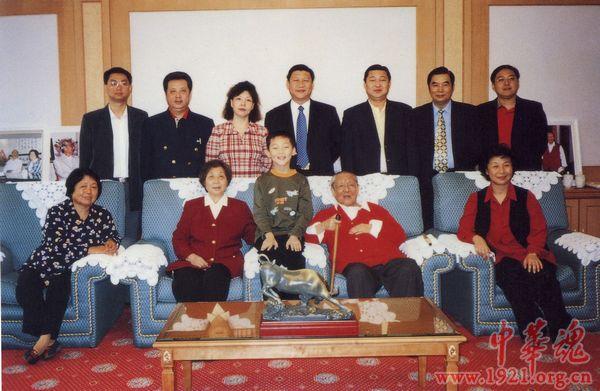 
	Ông Tập Cận Bình (hàng trên – chính giữa) cùng bố mẹ và anh chị em ngày 15/10/ 2000.
