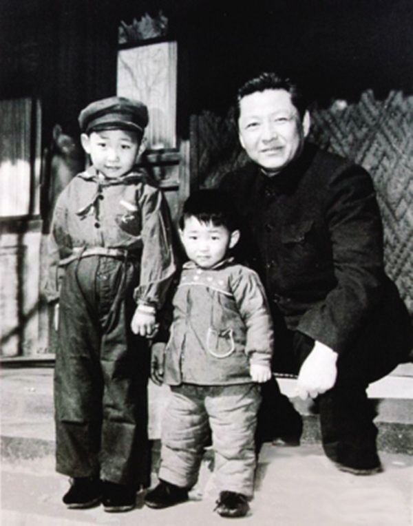 
	Ông Tập Cận Bình hồi nhỏ (bên trái) cùng em trai Tập Viễn Bình (giữa) và bố TậpTrọng Huân năm 1958.