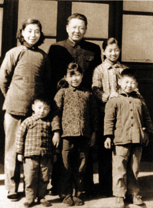 
	Ông Tập Cận Bình (hàng dưới bên phải) cùng gia đình.