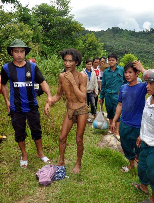 Tìm thấy hai cha con "người rừng" thứ thiệt ở Việt Nam