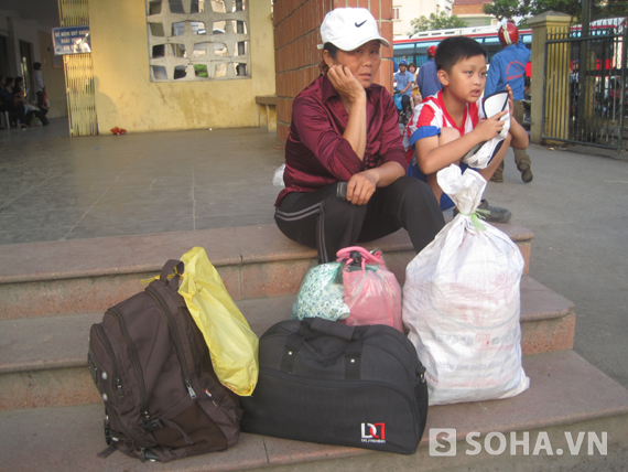 Chen lấn, quá tải tại các bến xe ở Hà Nội sau kỳ nghỉ lễ