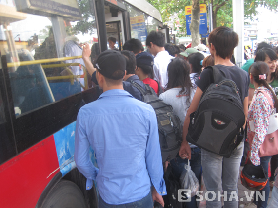 Chen lấn, quá tải tại các bến xe ở Hà Nội sau kỳ nghỉ lễ