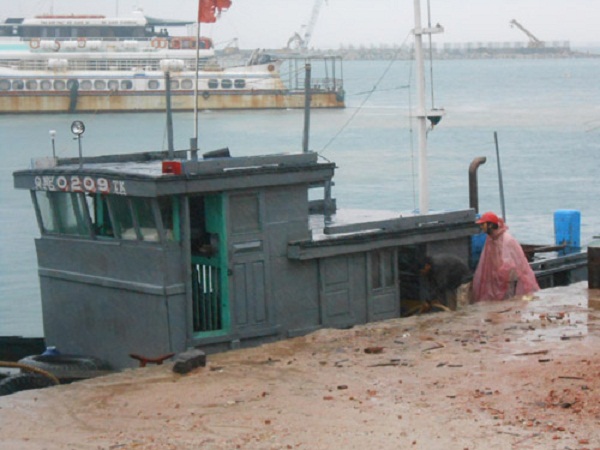 
	Tàu bị nạn được lai dắt an toàn về Vũng neo đậu tàu thuyền Lý Sơn