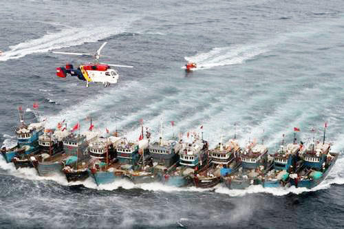
	Tàu cá Trung Quốc co cụm để chống bị bắt giữ khi xâm phạm lãnh hải nước ngoài