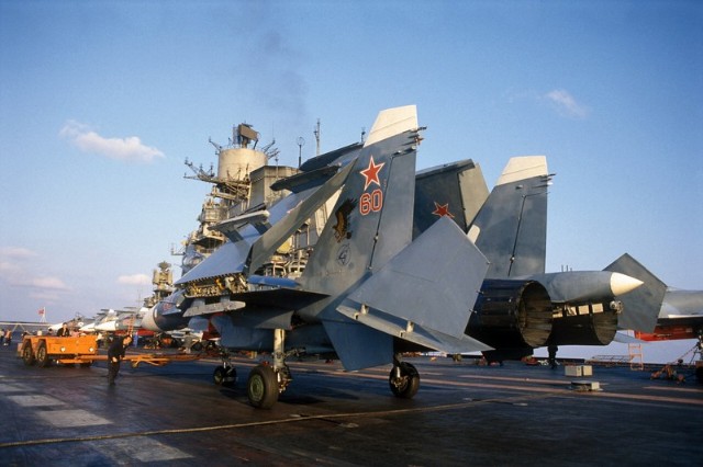  	Tiêm kích Su-33 trên tàu sân bay Kuznetsov.