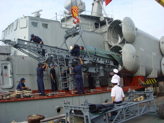  	Lăp tên lửa Termit cho tàu dự án 1241RE của Hải quân Việt Nam.