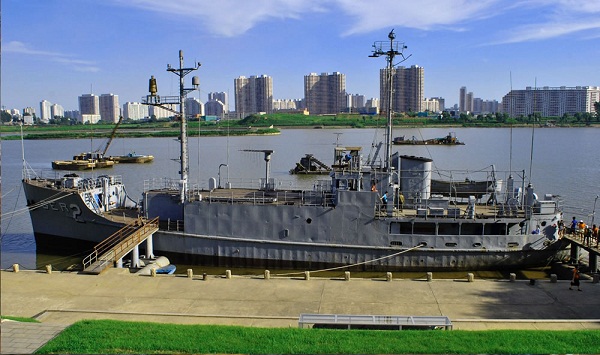 	Tàu USS Pueblo dài 53, 9 mét, sườn ngang sàn tàu dài 9,7 mét, được đẩy bằng hai động cơ diesel vận tốc 23,5 km/h.