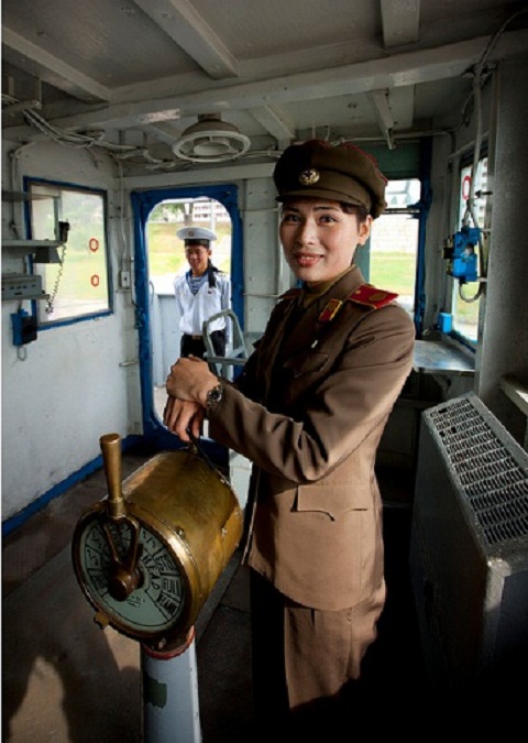 	Một hướng dẫn viên du lịch Triều Tiên chụp ảnh bên trong buồng điều khiển.