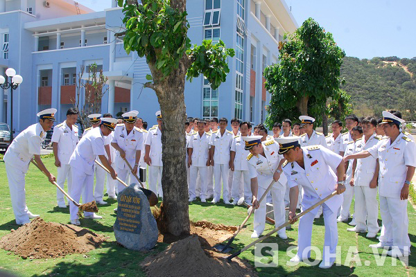 Tư lệnh và Phó Tư lệnh, Tham mưu trưởng Hải quân trồng cây lưu niệm tại Lữ đoàn tàu ngầm 189. Ảnh: Trọng Thiết