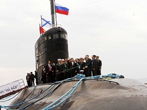 Thủ tướng Nguyễn Tấn Dũng thăm tàu ngầm Hà Nội trong chuyến thăm Nga mới đây (Ảnh: Đức Tám/TTXVN)