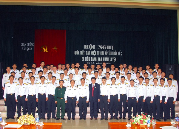 Lãnh đạo TP Hồ Chí Minh chụp ảnh kỷ niệm với kíp tàu số 2 mang tên TP Hồ Chí Minh.