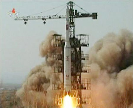 	Tên lửa đạn đạo liên lục địa Taepodong-2, tên lửa có chiều dài 35,8 mét, đường kính 2,2 mét, trọng lượng tới 79 tấn, tầm bắn khoảng 5.000 - 15.000 km