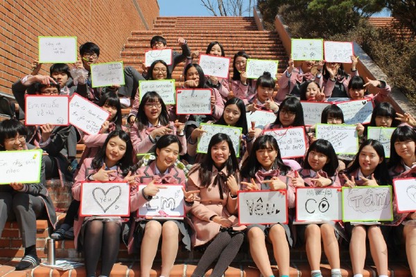 Teen Hàn bày tỏ tình cảm với cô giáo người Việt bằng tiếng Việt.