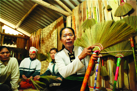 Nữ nông dân thành doanh nhân thành đạt toàn cầu nhờ chổi chít