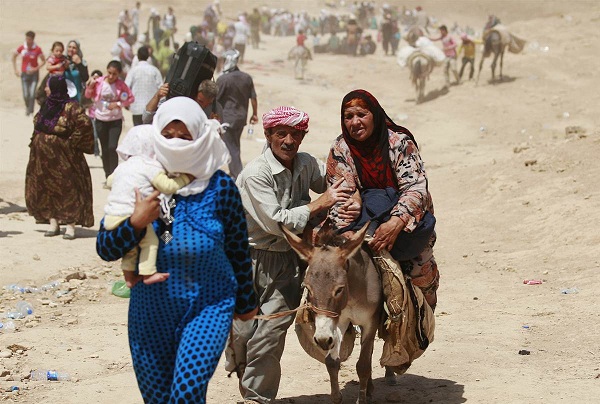 	Người tị nạn Syria lũ lượt đi tới Dahuk, Iraq vào ngày 20/8. Khoảng 30.000 người Syria, phần lớn trong số họ là người Kurd, đã chạy trốn và vượt qua biên giới vào khu vực người Kurd tự trị ở miền bắc Iraq.