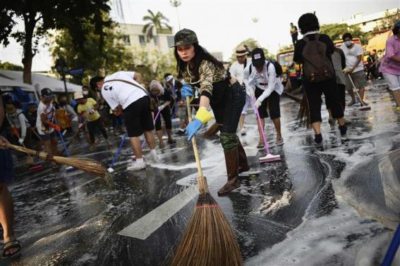 
	Người biểu tình rửa dọn đường phố trước Đài tưởng niệm Dân chủ ở Bangkok, Thái Lan.