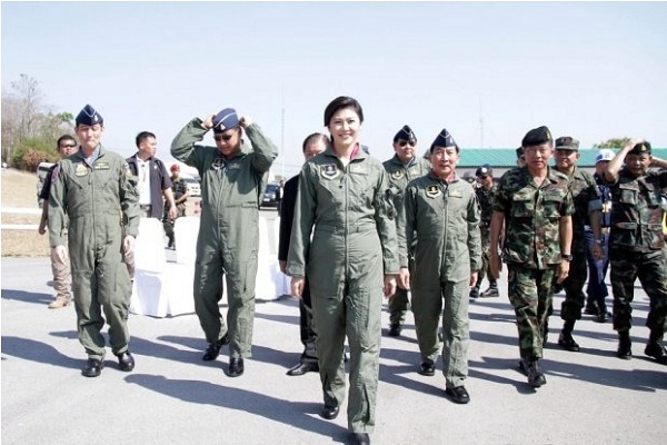 	Bà Shinawatra tham dự buổi luyện tập bắn tên lửa của nước này tại tỉnh Lopburi ngày 23/1/2012.