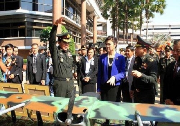 	Thủ tướng Thái Lan tới thăm trụ sở quân đội tại Ratchadamnoen Nok Avenue ngày 14/12/2011.