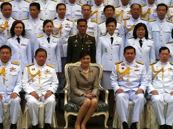 	Thủ tướng Thái Lan chụp ảnh chung với giảng viên và học viên tại Đại học Quốc phòng quốc gia.