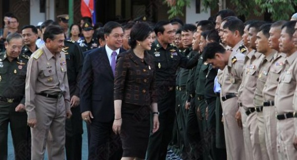 	Thủ tướng Thái Lan tới chúc mừng buổi lễ thăng chức của các sĩ quan tại đơn vị quân đội số 3 - 2595 - ngày 1/4/2012.