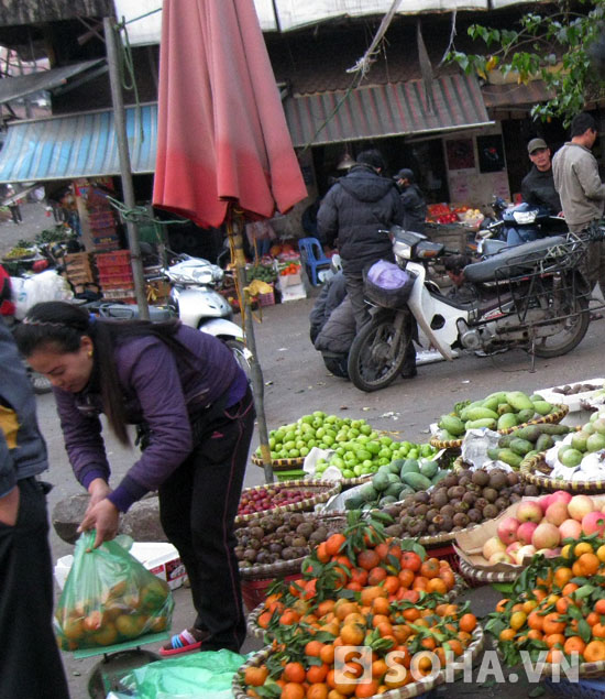  	Các chợ đầu mối xung quanh khu vực cửa khẩu tập trung rất nhiều cửu vạn.