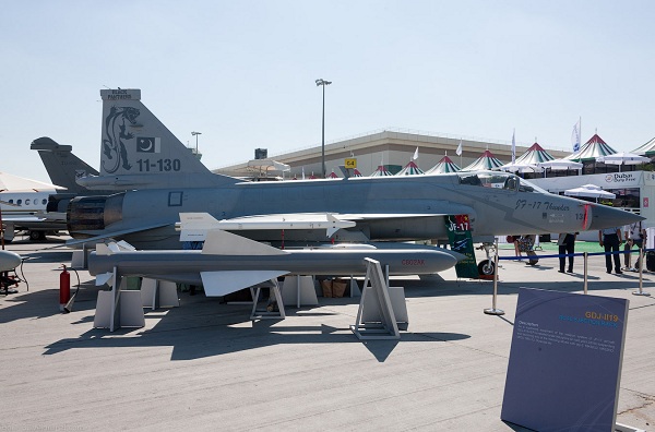 JF-17 Thunder (FC-1) được trưng bày tại triển lãm hàng không Paris Air Show 2013.