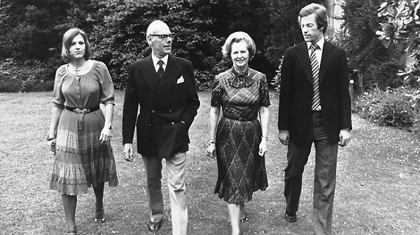 
	Vợ chồng ông bà Thatcher cùng hai người con sinh đôi - Carol và Mark.