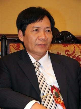  	Thầy Cao Xuân Hùng - Hiệu trưởng trường THPT chuyên Lê Hồng Phong, Nam Định.